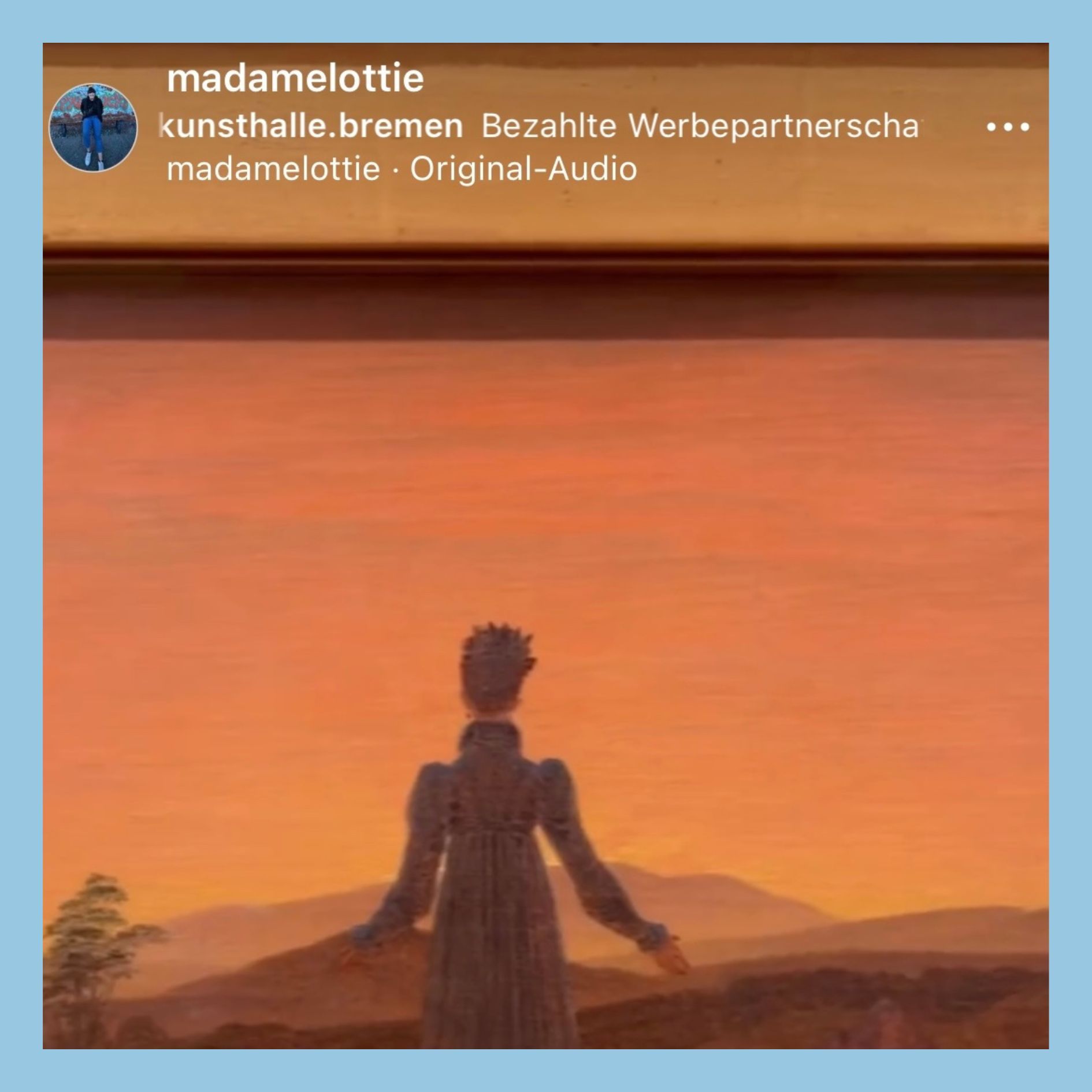 Ein Screenshot aus einem Video einer Werbepartnerschaft. Das Bild zeigt einen Ausschnitt eines Gemäldes mit einer Frau vor rötlichem Hintergrund.