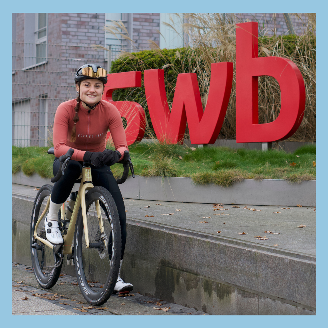 Eine junge Frau auf einem Rennrad vor großen Buchstaben in rot: swb